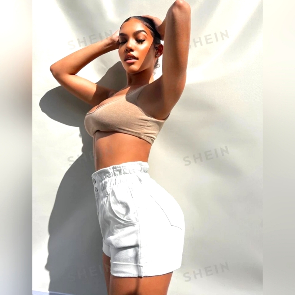 H&M high waisted white cotton shorts.Excellent vintage condition. Check the phot